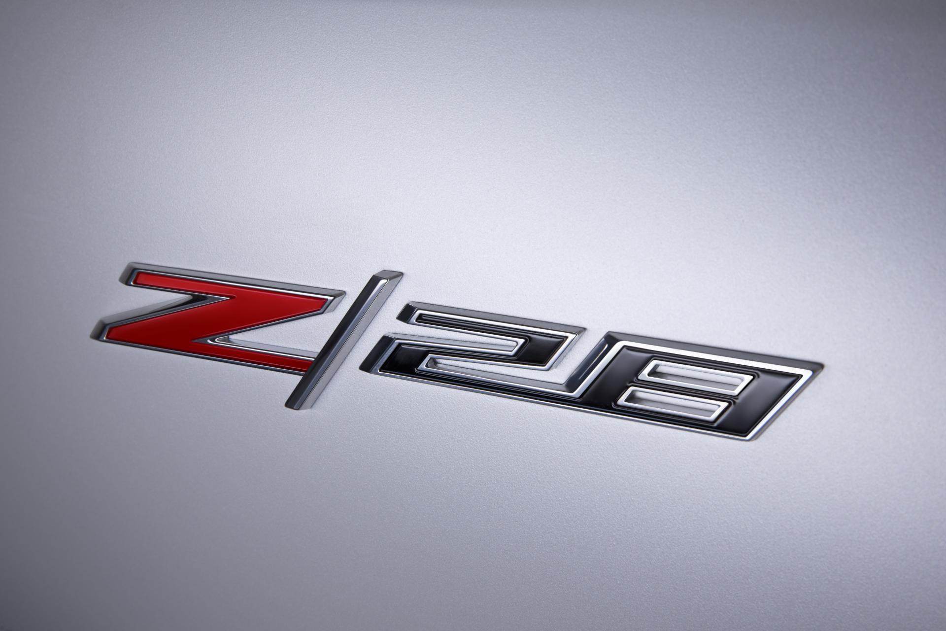 2014-Chevrolet-Camaro-Z28-05 Wallpaper